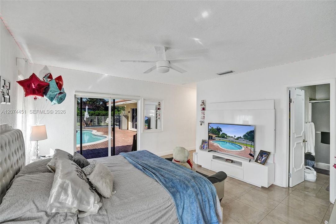 For Sale: $1,100,000 (4 beds, 2 baths, 2367 Square Feet)