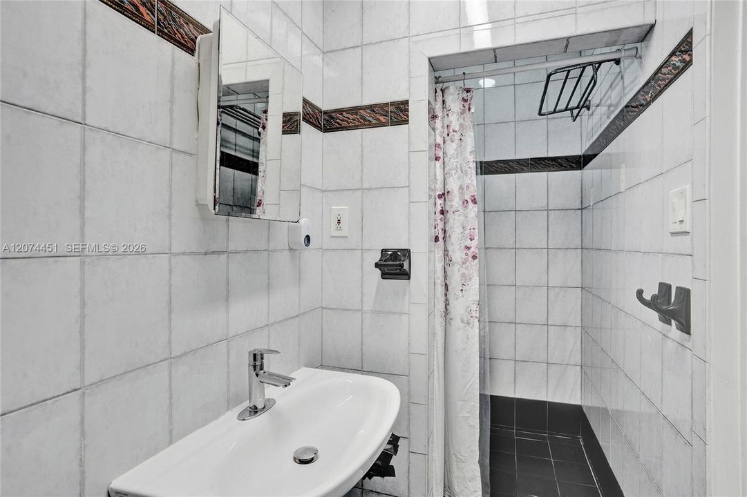 For Sale: $1,100,000 (4 beds, 2 baths, 2367 Square Feet)