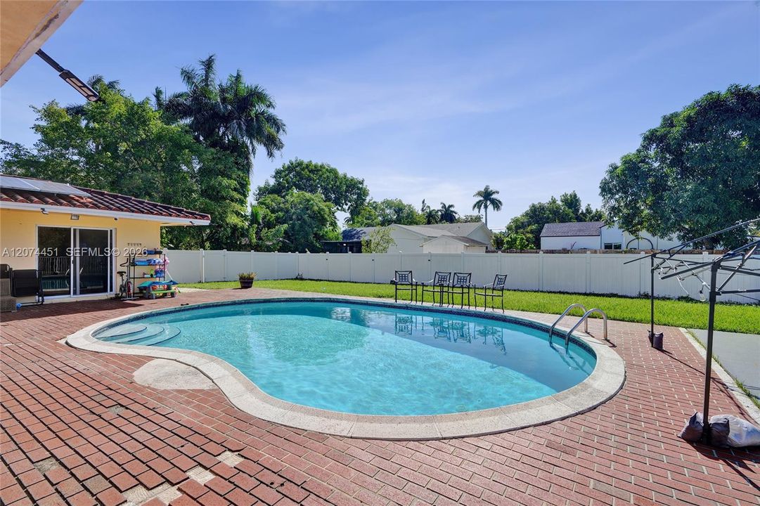 For Sale: $1,100,000 (4 beds, 2 baths, 2367 Square Feet)