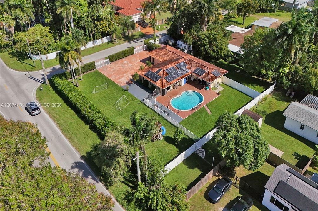 For Sale: $1,100,000 (4 beds, 2 baths, 2367 Square Feet)
