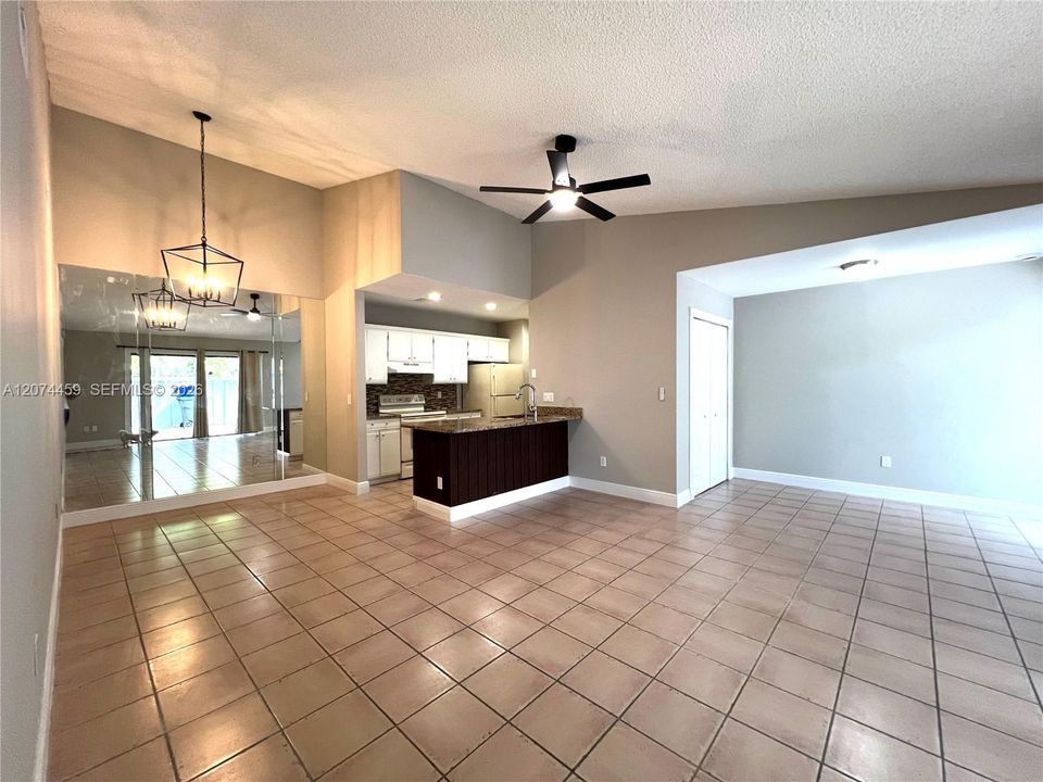 En Venta: $288,000 (2 camas, 2 baños, 1044 Pies cuadrados)