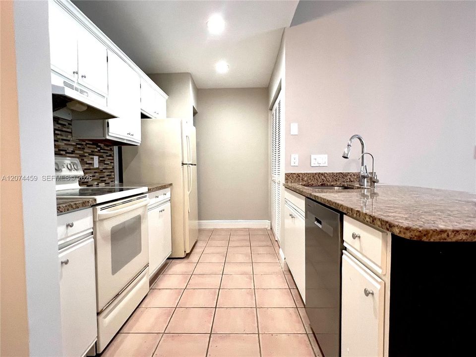 En Venta: $288,000 (2 camas, 2 baños, 1044 Pies cuadrados)