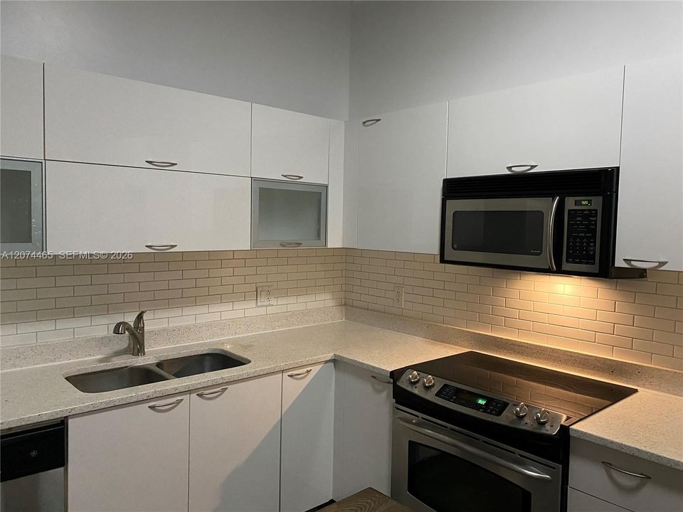 For Rent: $2,600 (1 beds, 1 baths, 665 Square Feet)