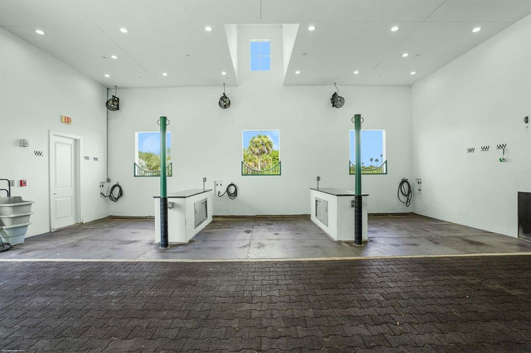 grooming/wash stalls