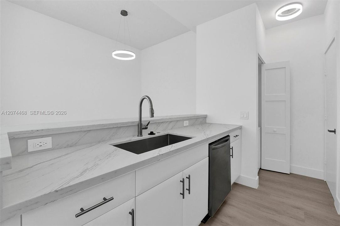 For Rent: $2,500 (1 beds, 1 baths, 887 Square Feet)