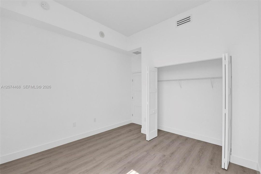 For Rent: $2,500 (1 beds, 1 baths, 887 Square Feet)