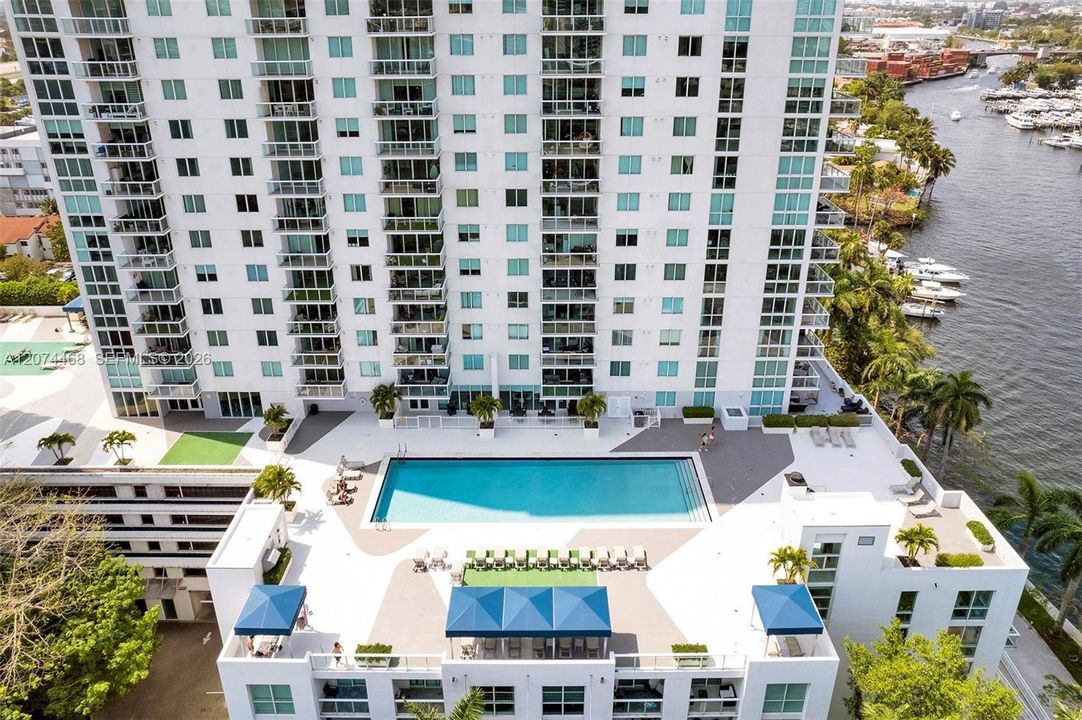 For Rent: $2,500 (1 beds, 1 baths, 887 Square Feet)