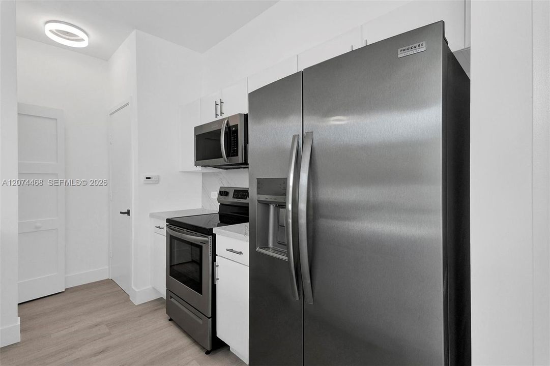 For Rent: $2,500 (1 beds, 1 baths, 887 Square Feet)