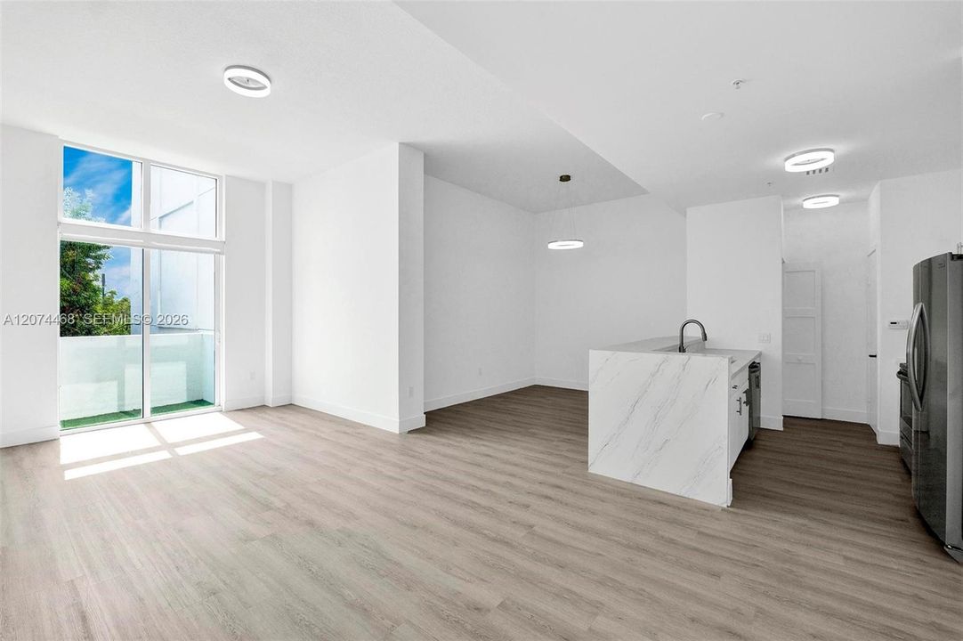 For Rent: $2,500 (1 beds, 1 baths, 887 Square Feet)