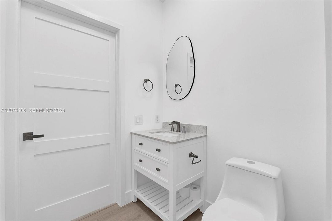 For Rent: $2,500 (1 beds, 1 baths, 887 Square Feet)