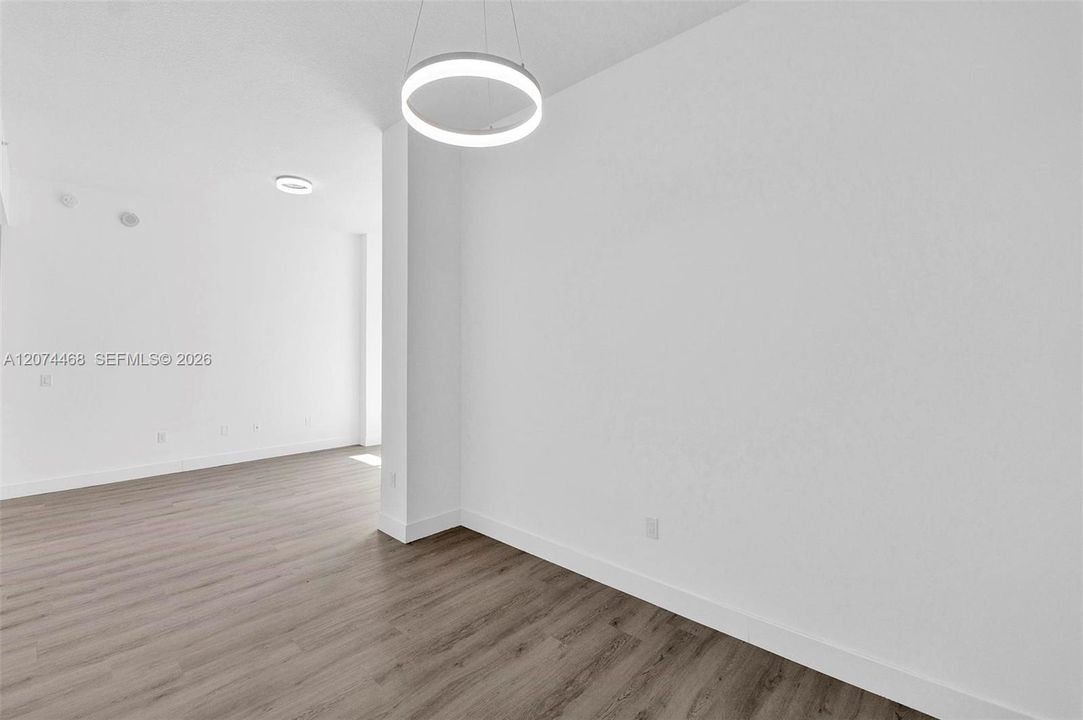 For Rent: $2,500 (1 beds, 1 baths, 887 Square Feet)