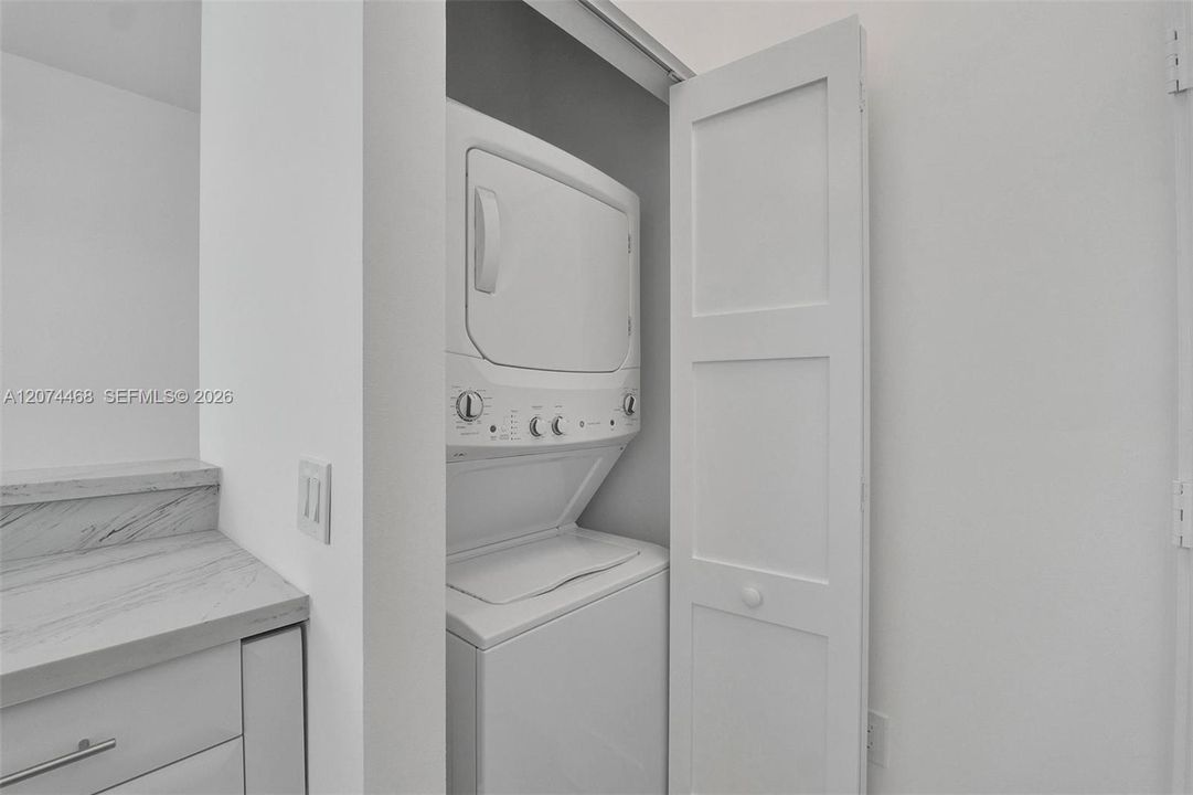 For Rent: $2,500 (1 beds, 1 baths, 887 Square Feet)