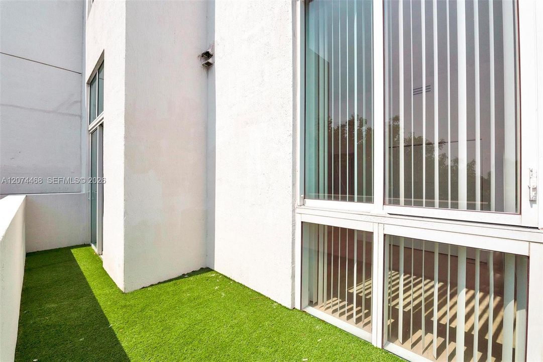 For Rent: $2,500 (1 beds, 1 baths, 887 Square Feet)