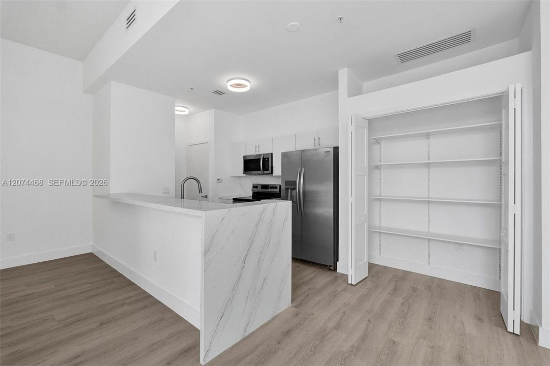 For Rent: $2,500 (1 beds, 1 baths, 887 Square Feet)