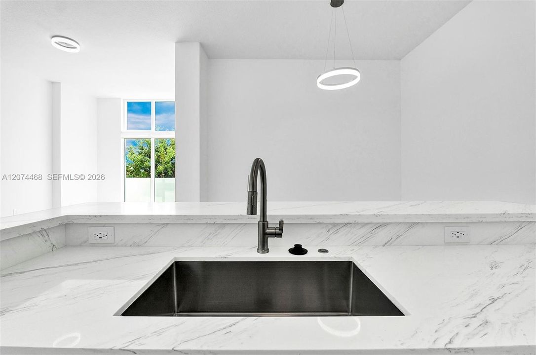 For Rent: $2,500 (1 beds, 1 baths, 887 Square Feet)