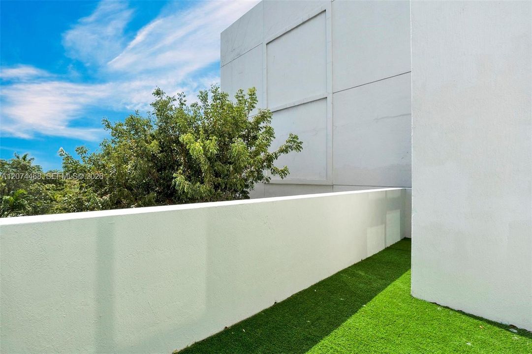 For Rent: $2,500 (1 beds, 1 baths, 887 Square Feet)