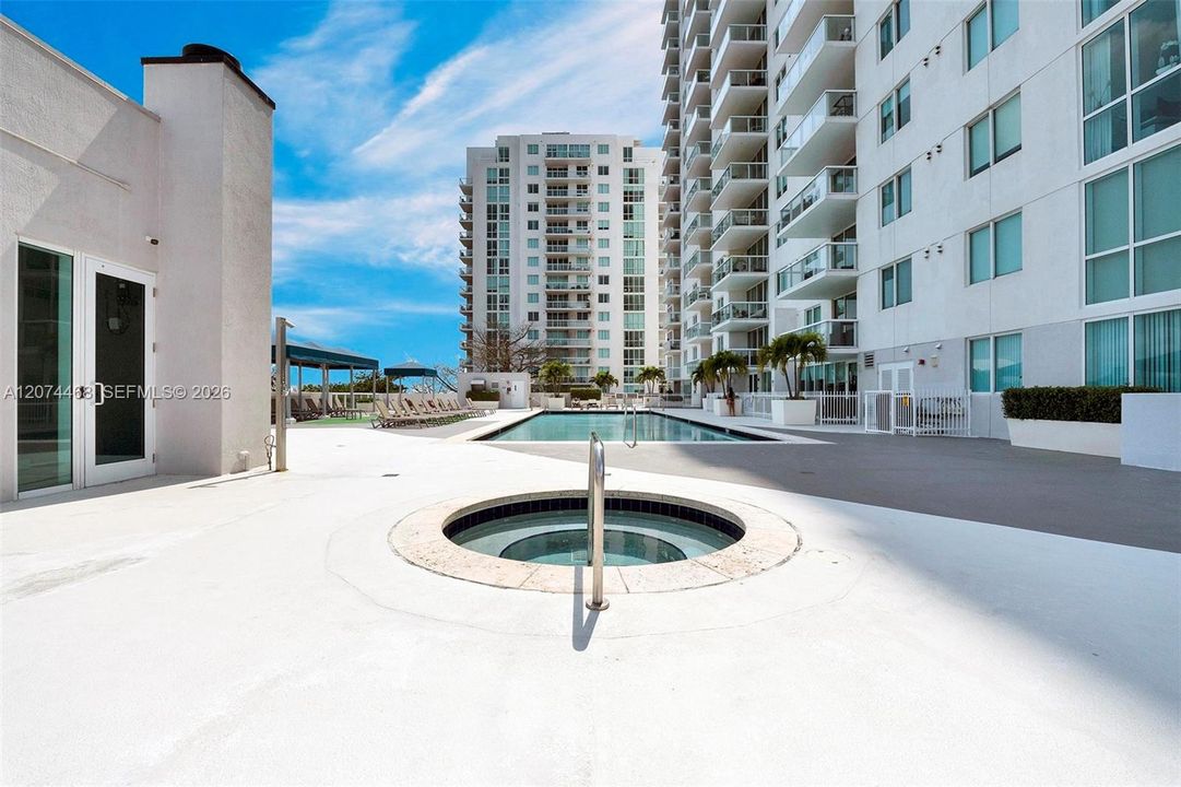 For Rent: $2,500 (1 beds, 1 baths, 887 Square Feet)