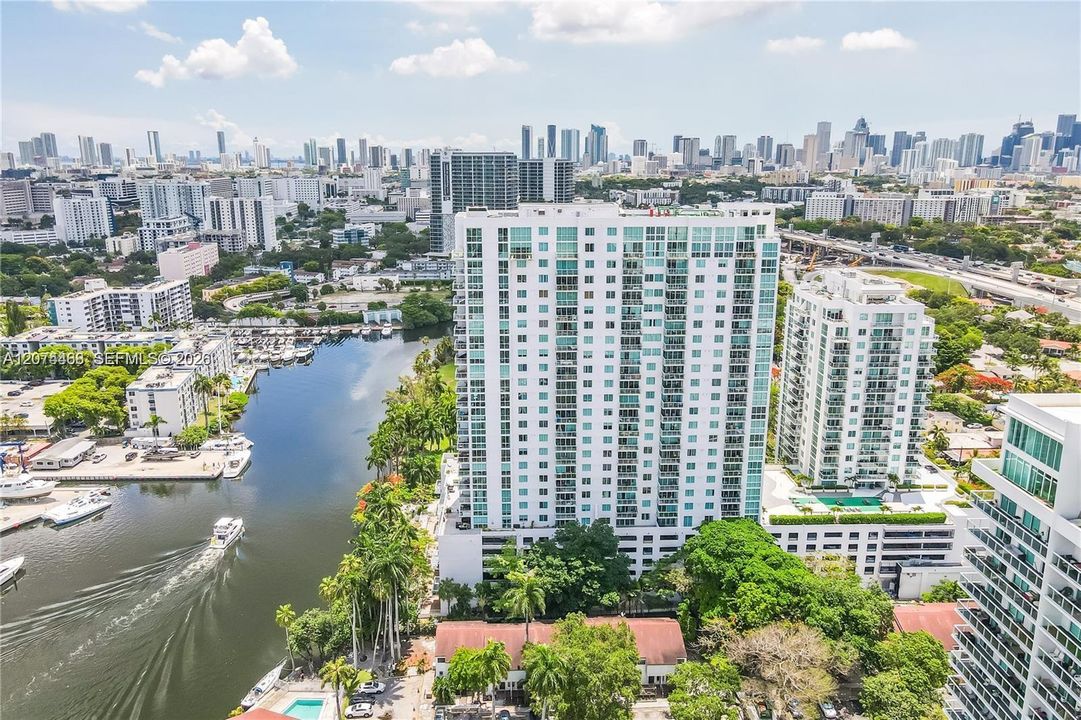 For Rent: $2,500 (1 beds, 1 baths, 887 Square Feet)
