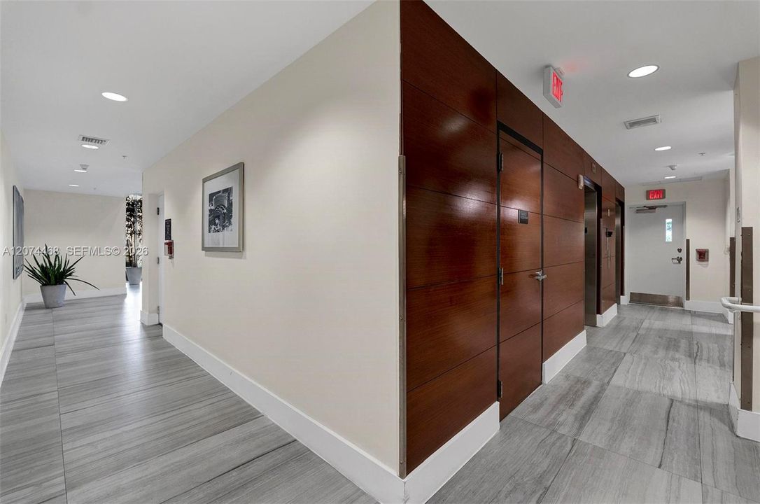 For Rent: $2,500 (1 beds, 1 baths, 887 Square Feet)