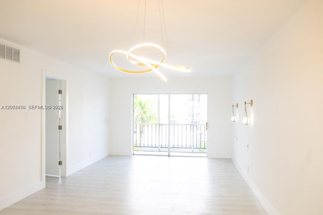 For Sale: $336,000 (2 beds, 2 baths, 918 Square Feet)