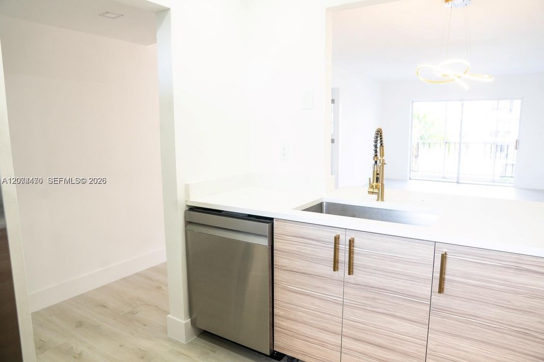 For Sale: $336,000 (2 beds, 2 baths, 918 Square Feet)