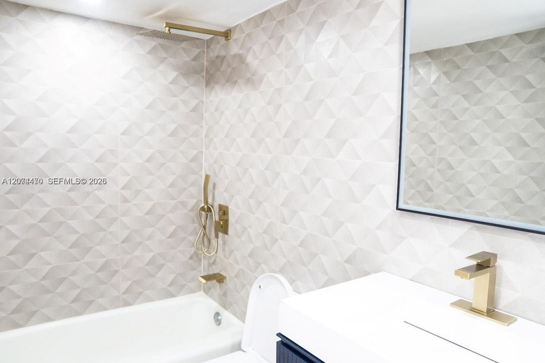 For Sale: $336,000 (2 beds, 2 baths, 918 Square Feet)