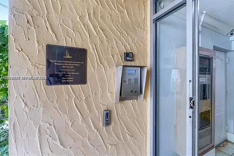 For Rent: $2,275 (2 beds, 2 baths, 963 Square Feet)