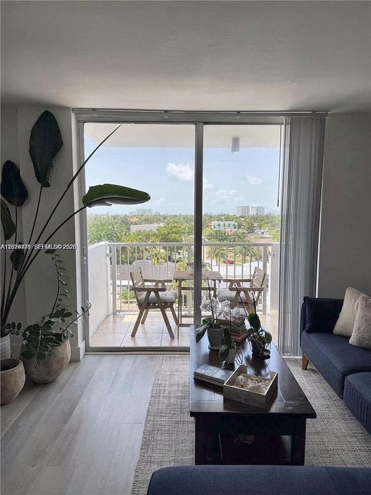 For Rent: $2,275 (2 beds, 2 baths, 963 Square Feet)