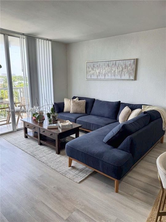 For Rent: $2,275 (2 beds, 2 baths, 963 Square Feet)