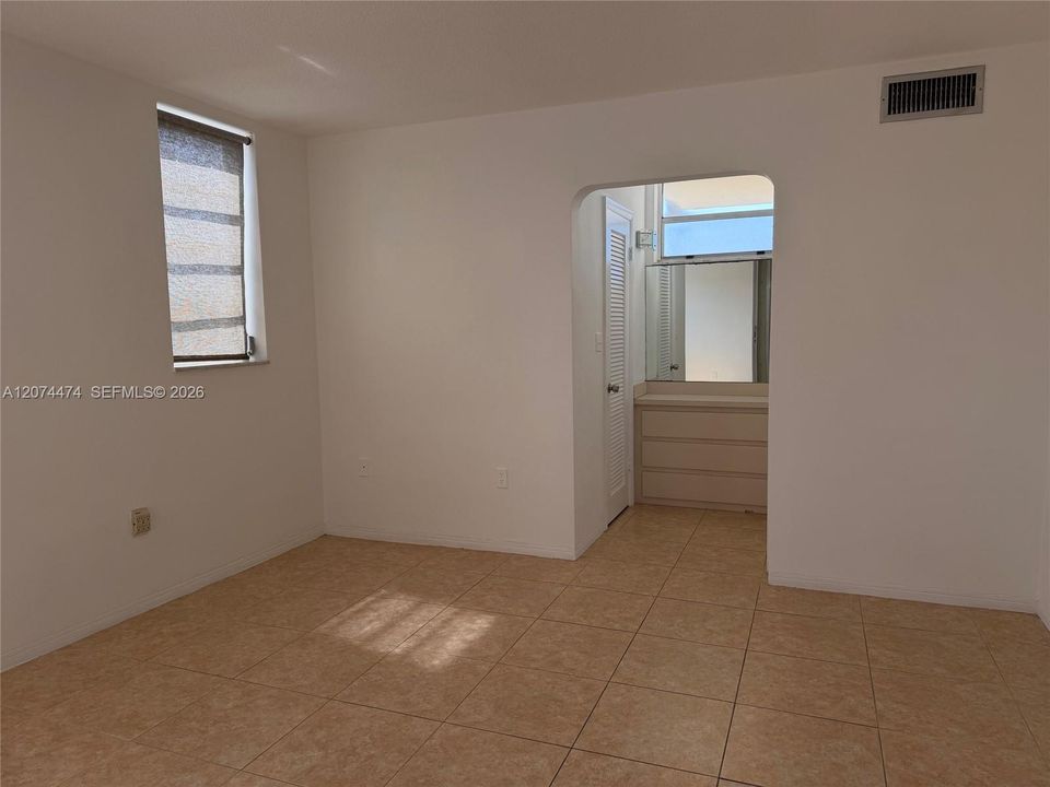 For Rent: $2,300 (2 beds, 2 baths, 1083 Square Feet)