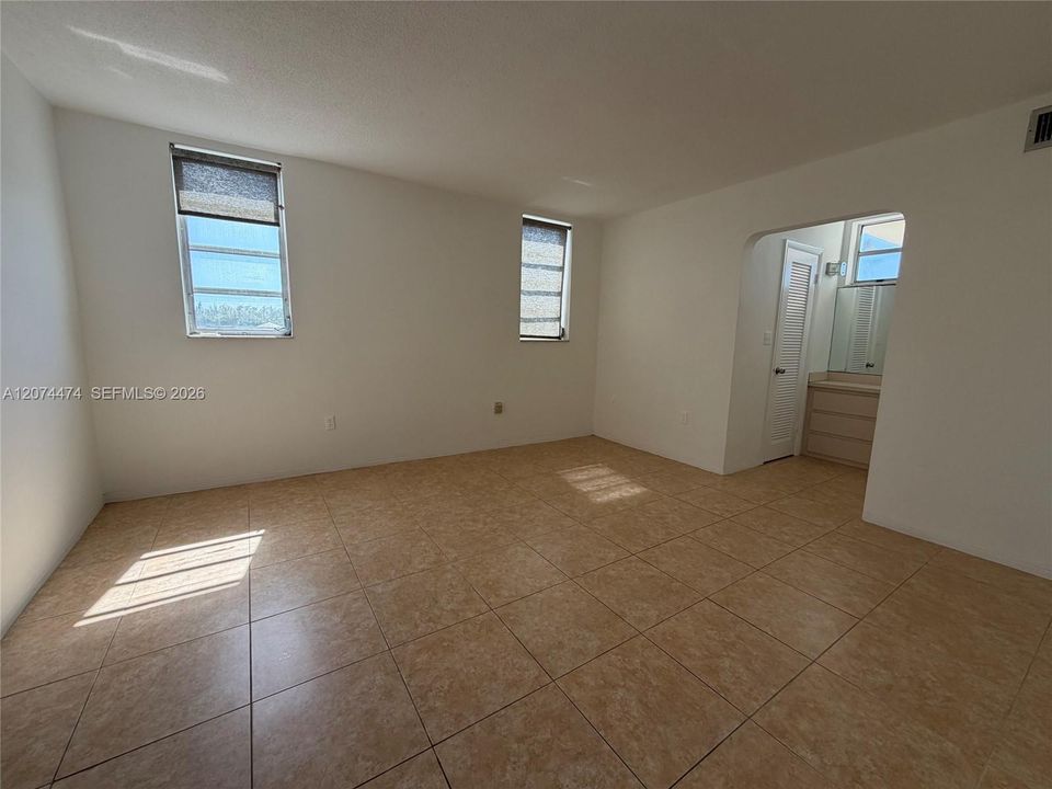 For Rent: $2,300 (2 beds, 2 baths, 1083 Square Feet)