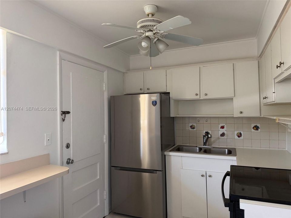 For Rent: $2,300 (2 beds, 2 baths, 1083 Square Feet)