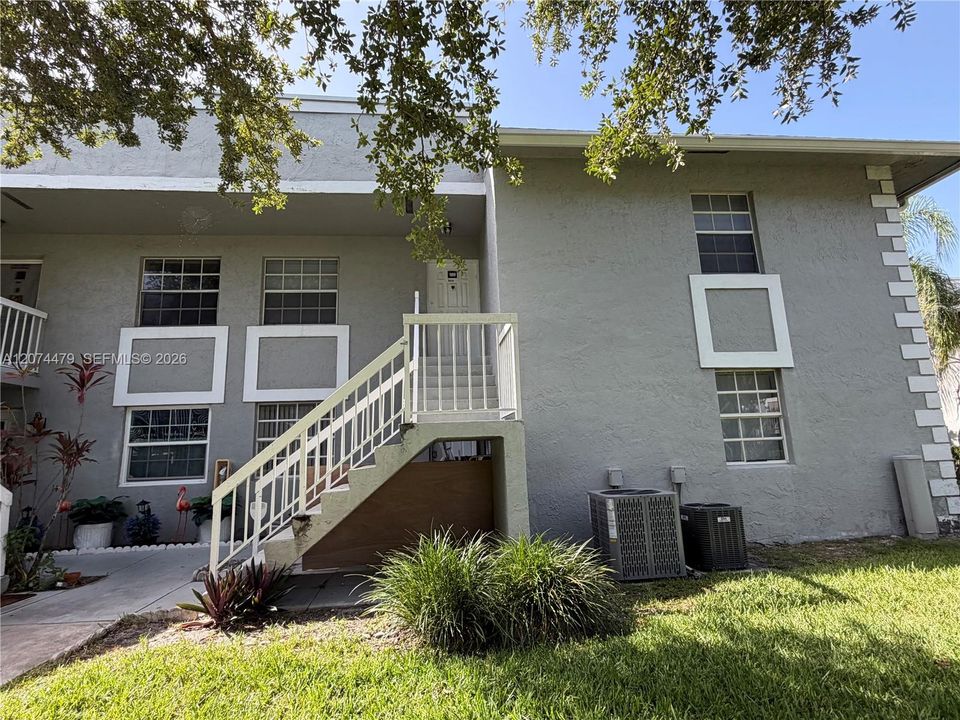 For Sale: $275,000 (2 beds, 2 baths, 1060 Square Feet)