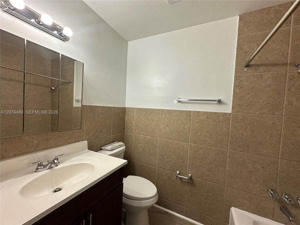 For Rent: $1,895 (1 beds, 1 baths, 925 Square Feet)