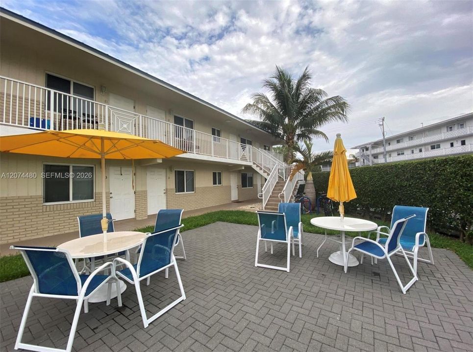 For Rent: $1,895 (1 beds, 1 baths, 925 Square Feet)
