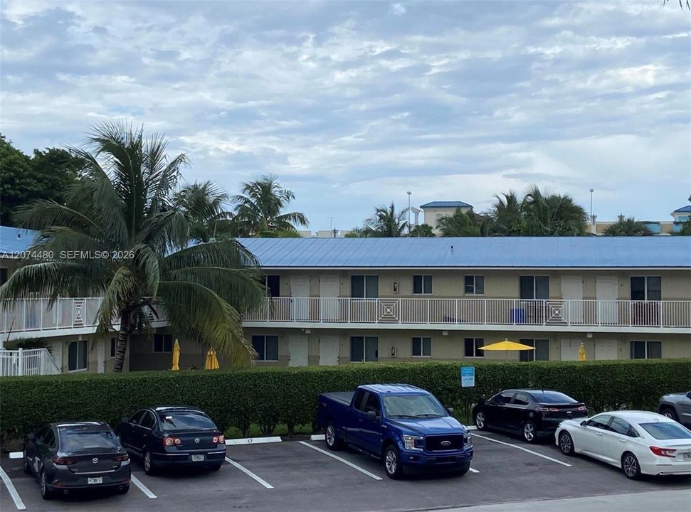 For Rent: $1,895 (1 beds, 1 baths, 925 Square Feet)