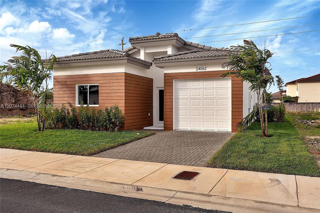 For Rent: $3,950 (4 beds, 2 baths, 1567 Square Feet)