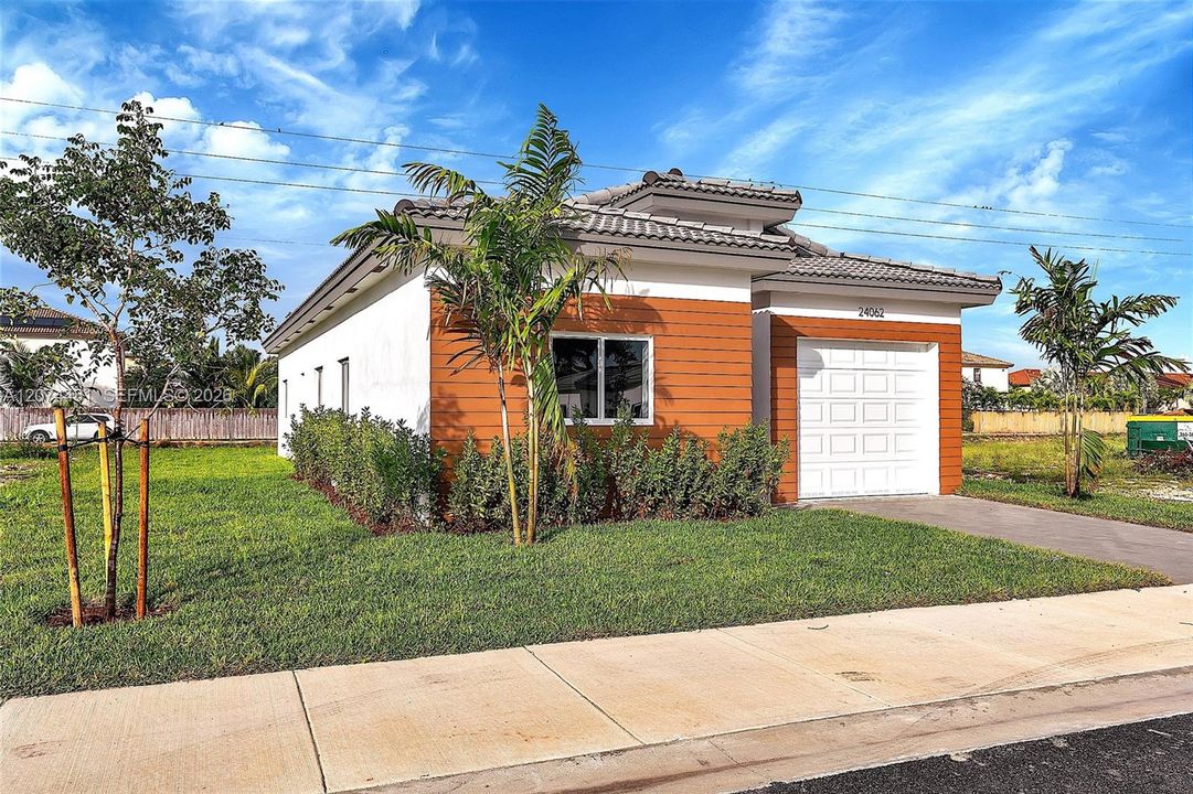 For Rent: $3,950 (4 beds, 2 baths, 1567 Square Feet)