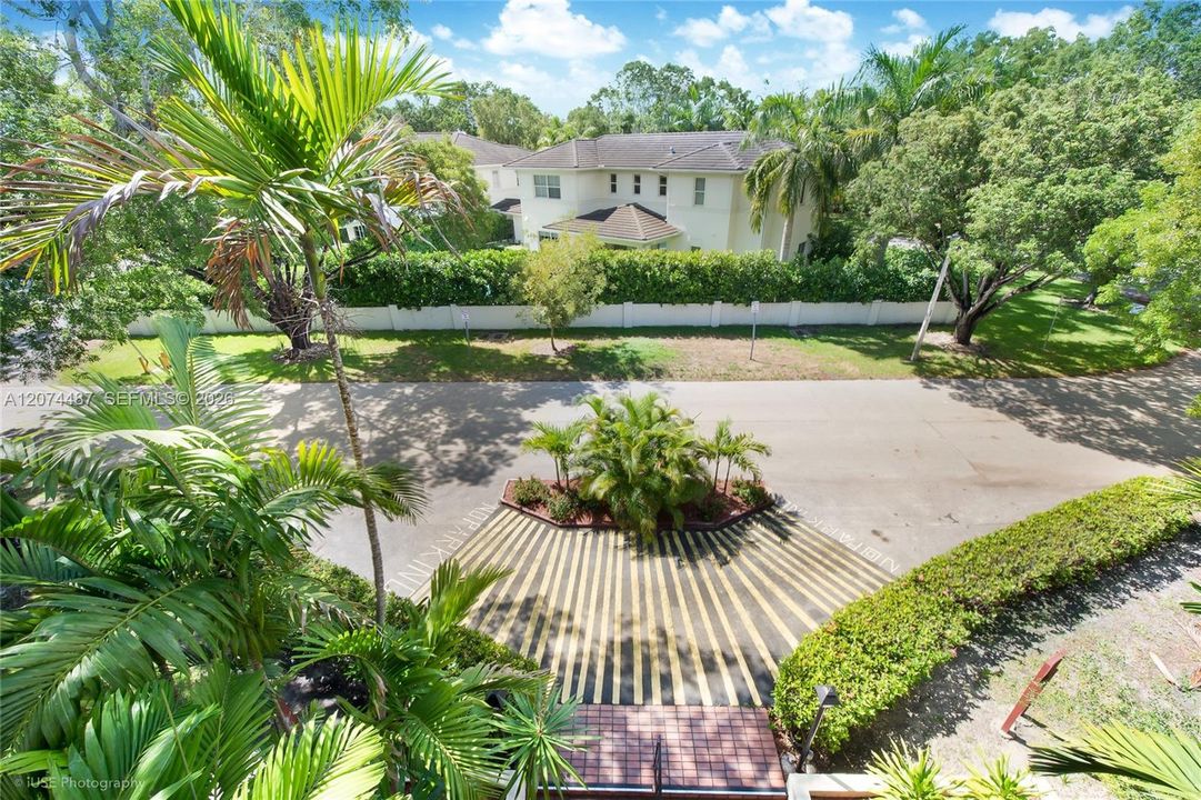 For Rent: $2,250 (1 beds, 1 baths, 898 Square Feet)
