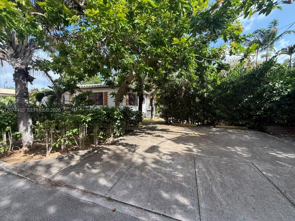 For Rent: $1,400 (1 beds, 1 baths, 2370 Square Feet)