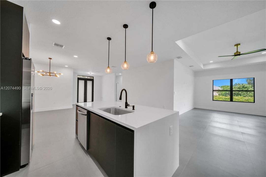 На продажу: $469,900 (4 спален, 3 ванн, 2401 Квадратных фут)