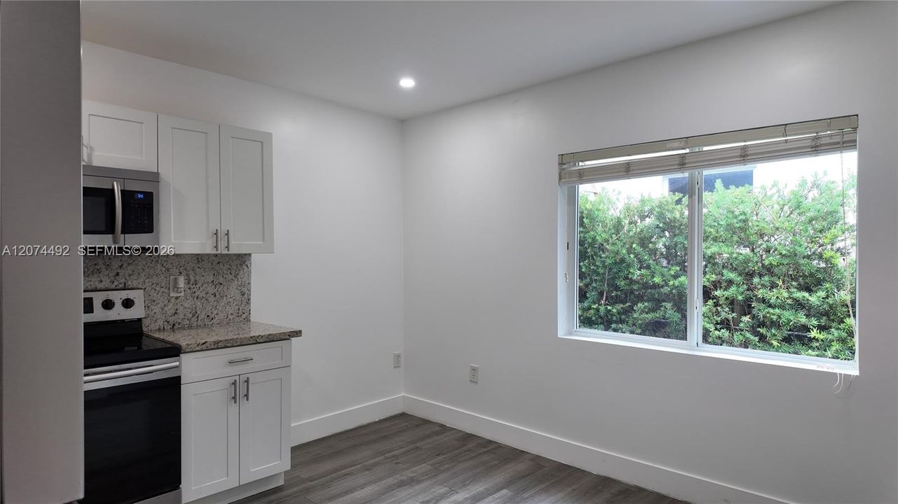 And right beside it, a large window brings natural light into the dining area.