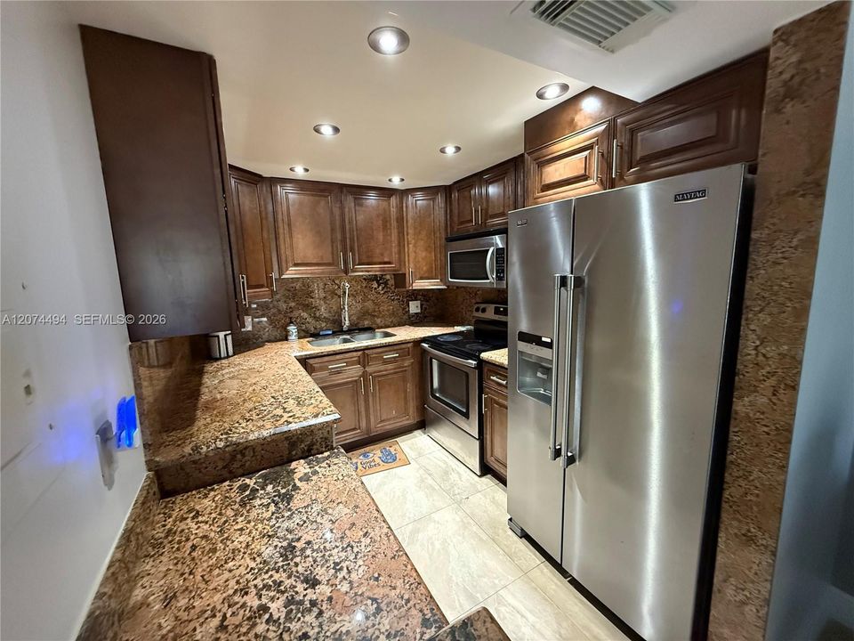For Sale: $115,000 (1 beds, 1 baths, 870 Square Feet)