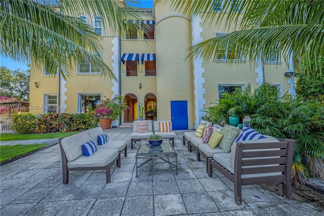 For Rent: $3,200 (1 beds, 1 baths, 603 Square Feet)