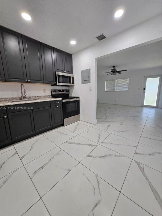 For Rent: $2,600 (2 beds, 2 baths, 938 Square Feet)