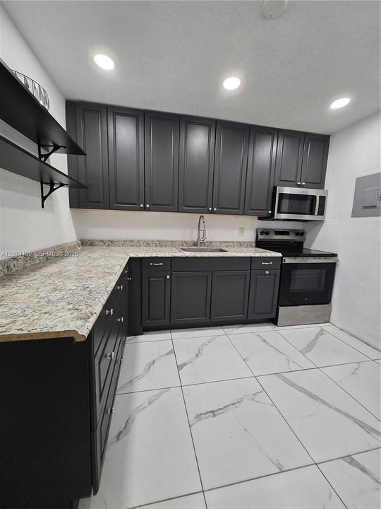 For Rent: $2,600 (2 beds, 2 baths, 938 Square Feet)