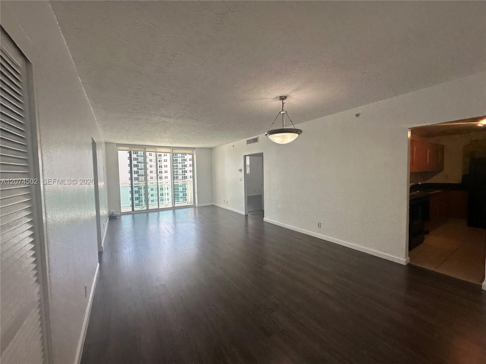 For Sale: $410,000 (2 beds, 2 baths, 1212 Square Feet)