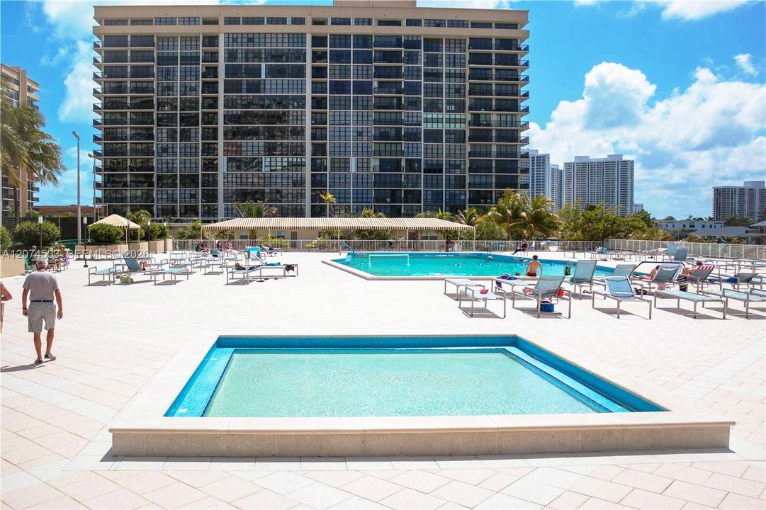 For Rent: $3,400 (1 beds, 1 baths, 870 Square Feet)