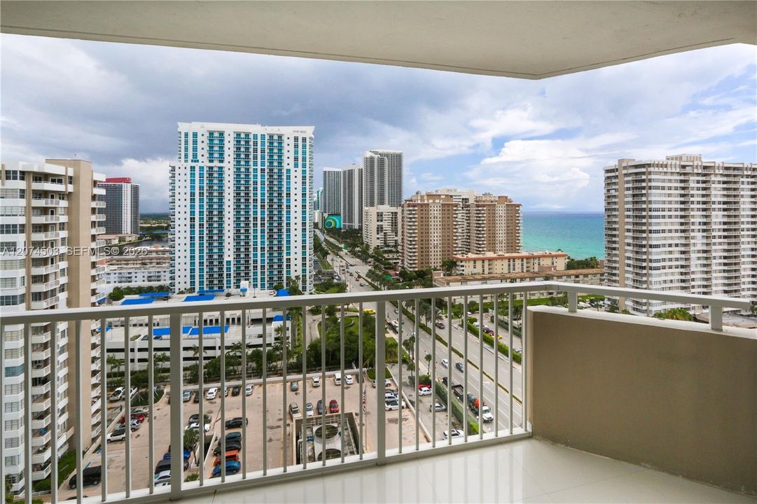 For Rent: $3,400 (1 beds, 1 baths, 870 Square Feet)