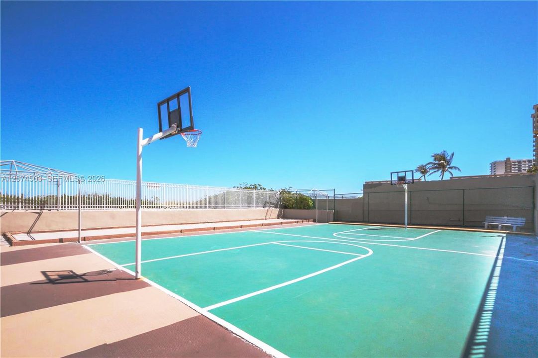 For Rent: $3,400 (1 beds, 1 baths, 870 Square Feet)